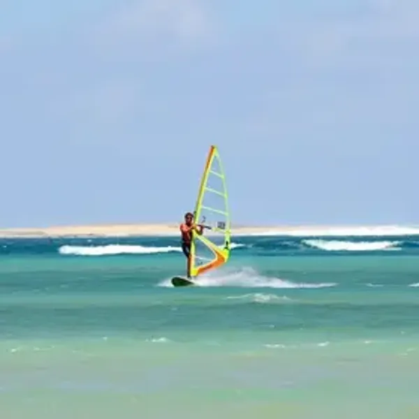 Windsurf em Praia Principal vale a pena: prós, cuidados e quando compensa
