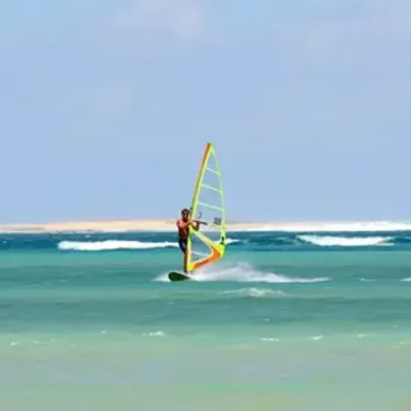 Windsurf em Praia Principal vale a pena: prós, cuidados e quando compensa