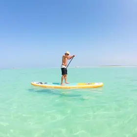 Aula de stand up paddle em Jericoacoara: opções, preços e cuidados antes de reservar