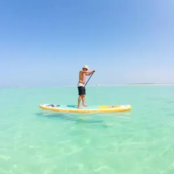 Aula de stand up paddle em Jericoacoara: opções, preços e cuidados antes de reservar