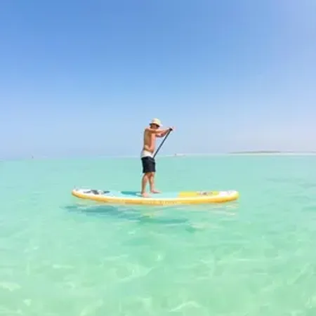Aula de stand up paddle em Jericoacoara: opções, preços e cuidados antes de reservar