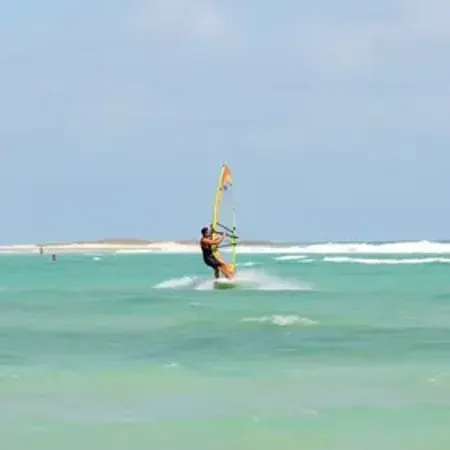 Windsurf em Guriú vale a pena: veja se combina com o seu roteiro