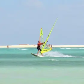 Windsurf em Jericoacoara para iniciantes: o que saber para planejar melhor