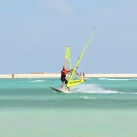 Windsurf em Jericoacoara para iniciantes: o que saber para planejar melhor