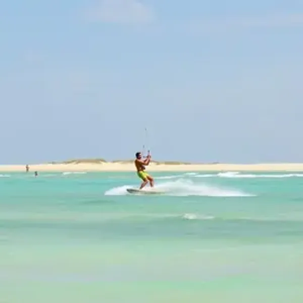 Escolas de kitesurf em Jericoacoara: o que saber para planejar melhor