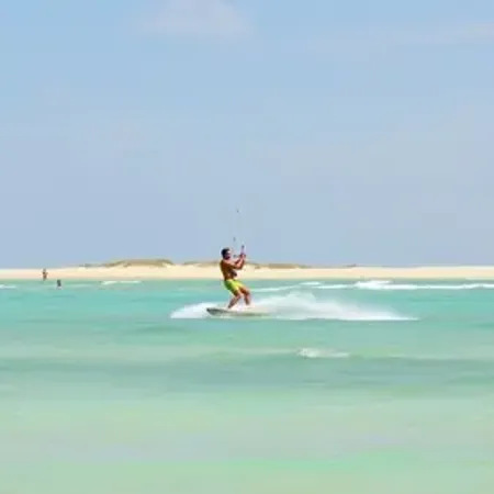 Escolas de kitesurf em Jericoacoara: o que saber para planejar melhor